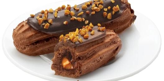 Эклер с шоколадным кремом и соленой карамелью