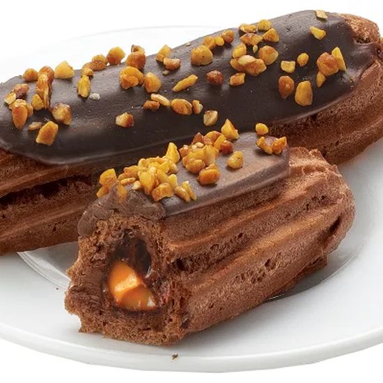 Эклер с шоколадным кремом и соленой карамелью