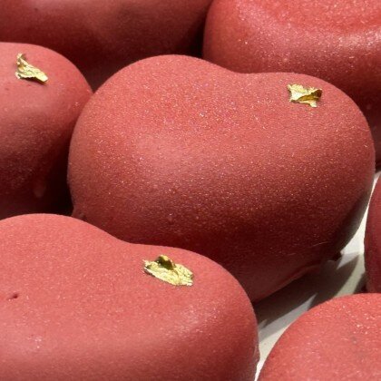 Десерт в виде сердца с пломбирным муссом, начинкой из клубники и бисквитом красный бархат