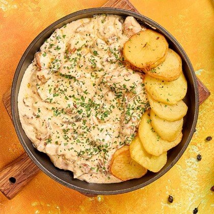 Курица с трюфельным соусом и жареной картошкой