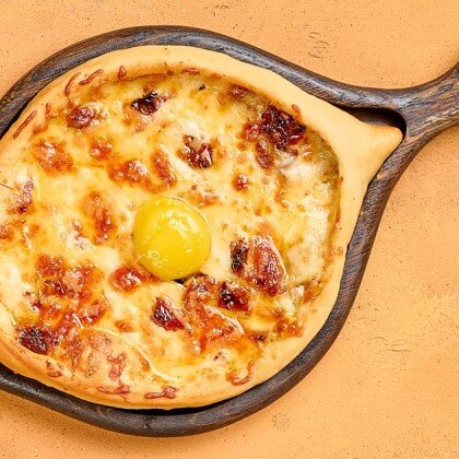 Хачапури по-Аджарски с вялеными томатами и моцареллой