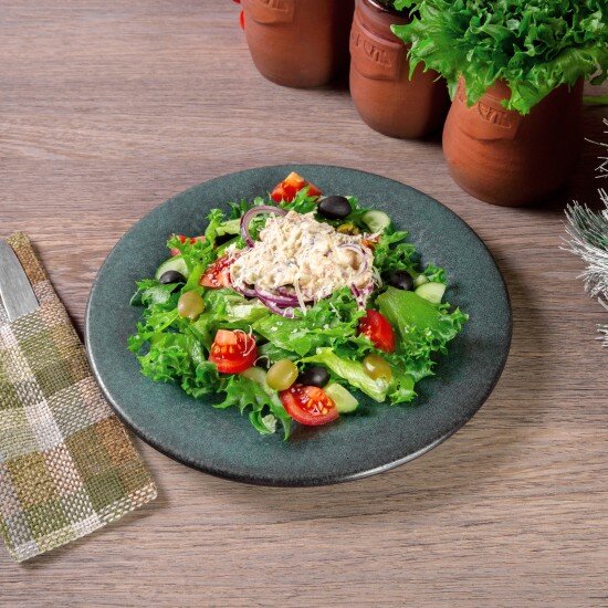 Теплый салат с лососем в соусе Терияки и свежими овощами