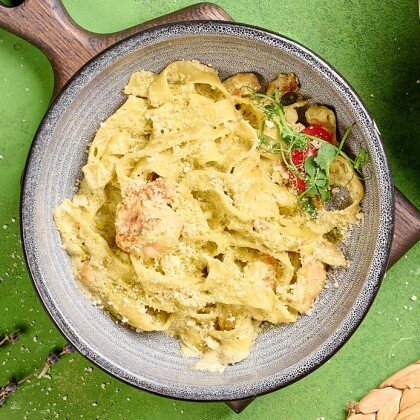 Паста с цыпленком и креветками