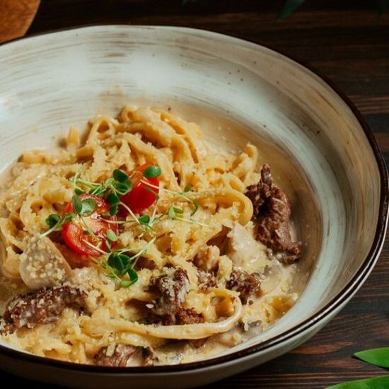 Паста с говядиной в сливочном соусе