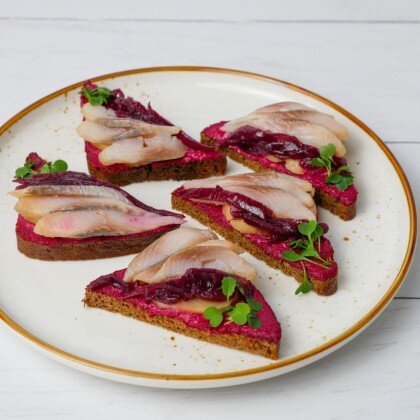 Брускетта с селедкой 1порц   (по предзаказу)