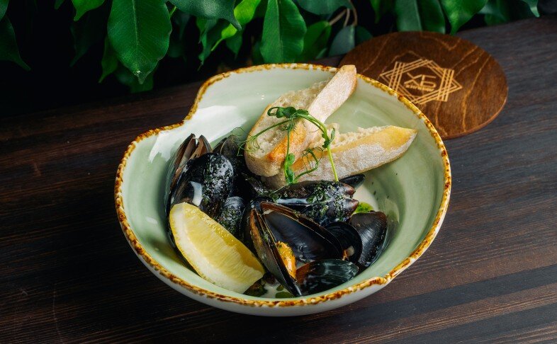 Мидии в сливочно-базиликовом соусе