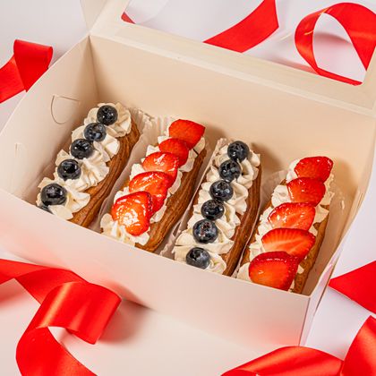 Набор сливочных эклеров с клубникой и голубикой 4 шт