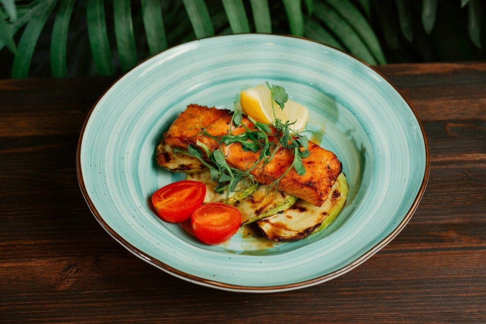 Стейк лосося с цукини и тайским соусом