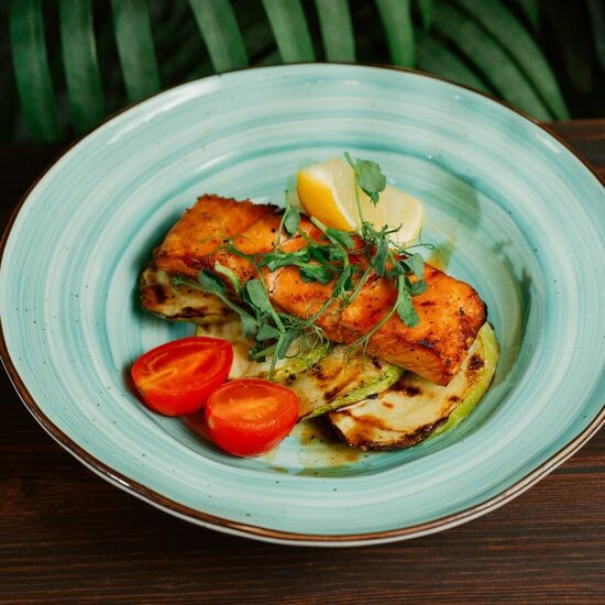 Стейк лосося с цукини и тайским соусом