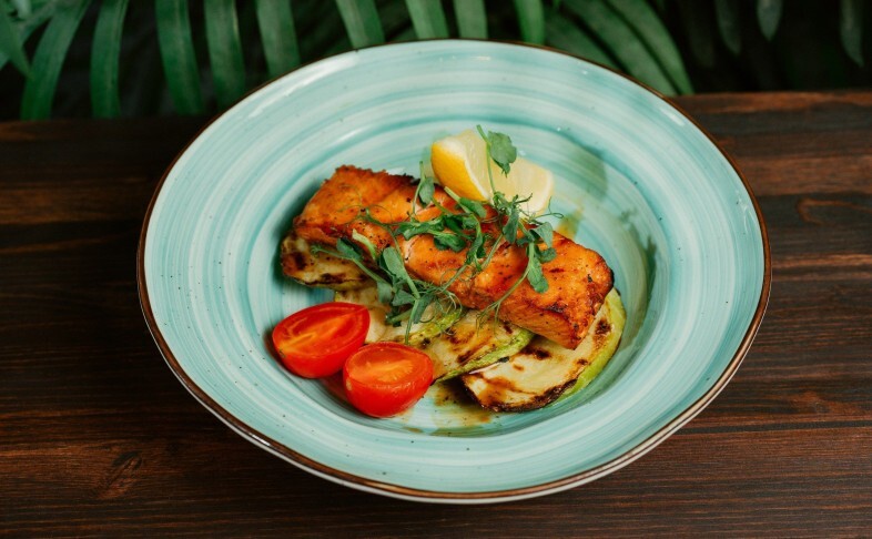 Стейк лосося с цукини и тайским соусом