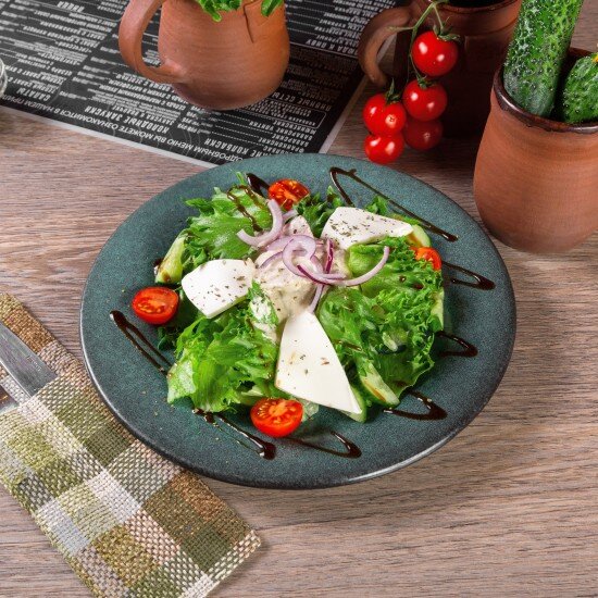 Теплый салат с бужениной, мягким сыром и листьями салата