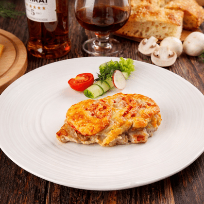 Свинина "По французски", запеченная с грибочками и помидором