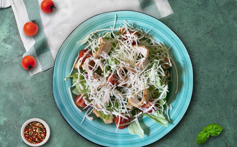 Салат Цезарь с курицей