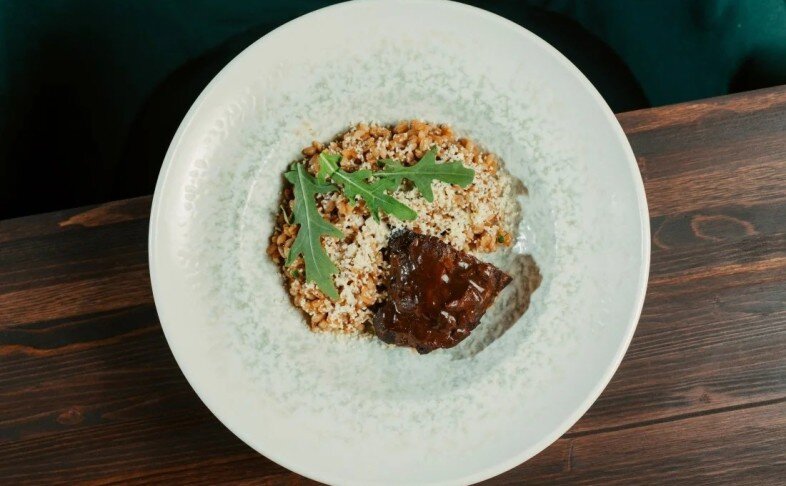 Говяжьи щеки с полбой