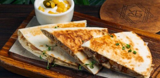 Кесадилья с рванной курицей