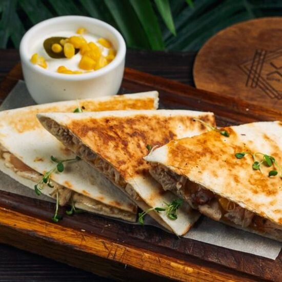 Кесадилья с рванной курицей
