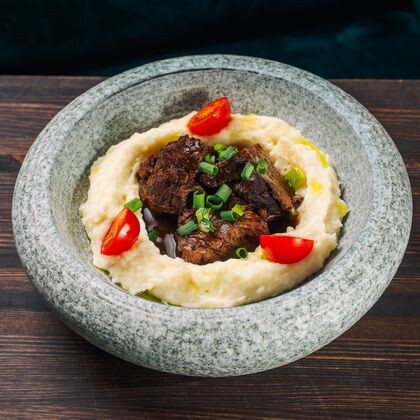 Говяжьи щечки с картофельным пюре