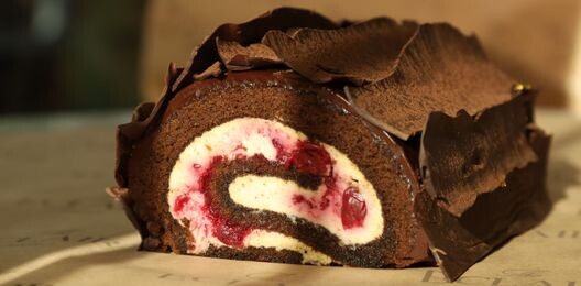 Рулет Шоколадный медовик с вишней