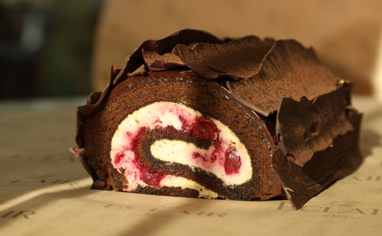 Рулет Шоколадный медовик с вишней