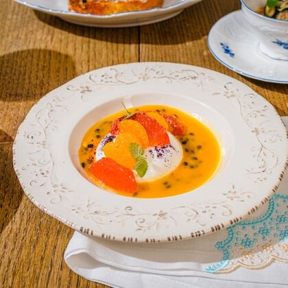 Кокосовая панна-котта с грейпфрутом в соусе манго-ананас