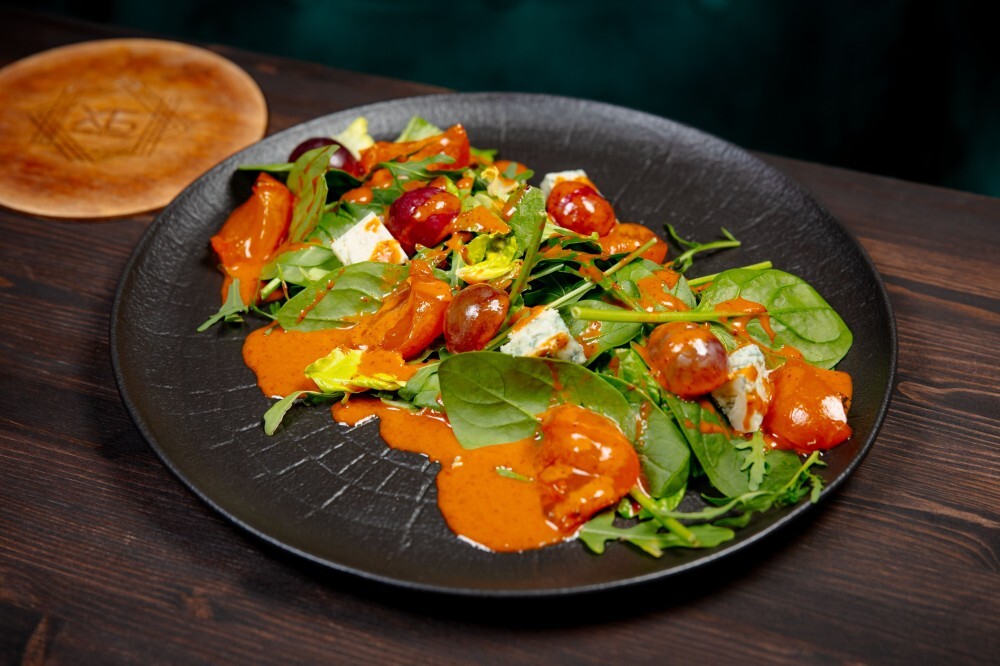 Салат с хурмой, голубым сыром и соусом из копченого винограда