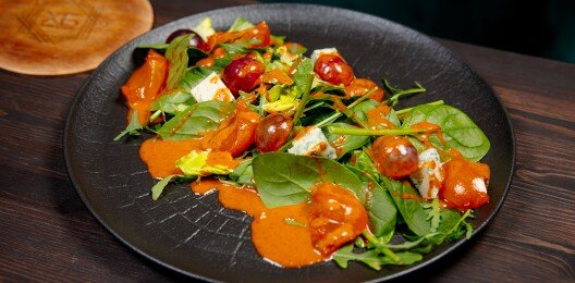 Салат с хурмой, голубым сыром и соусом из копченого винограда