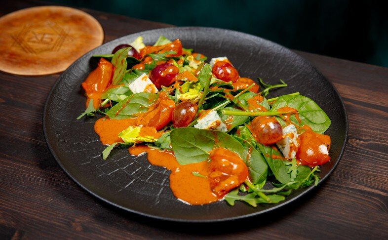 Салат с хурмой, голубым сыром и соусом из копченого винограда