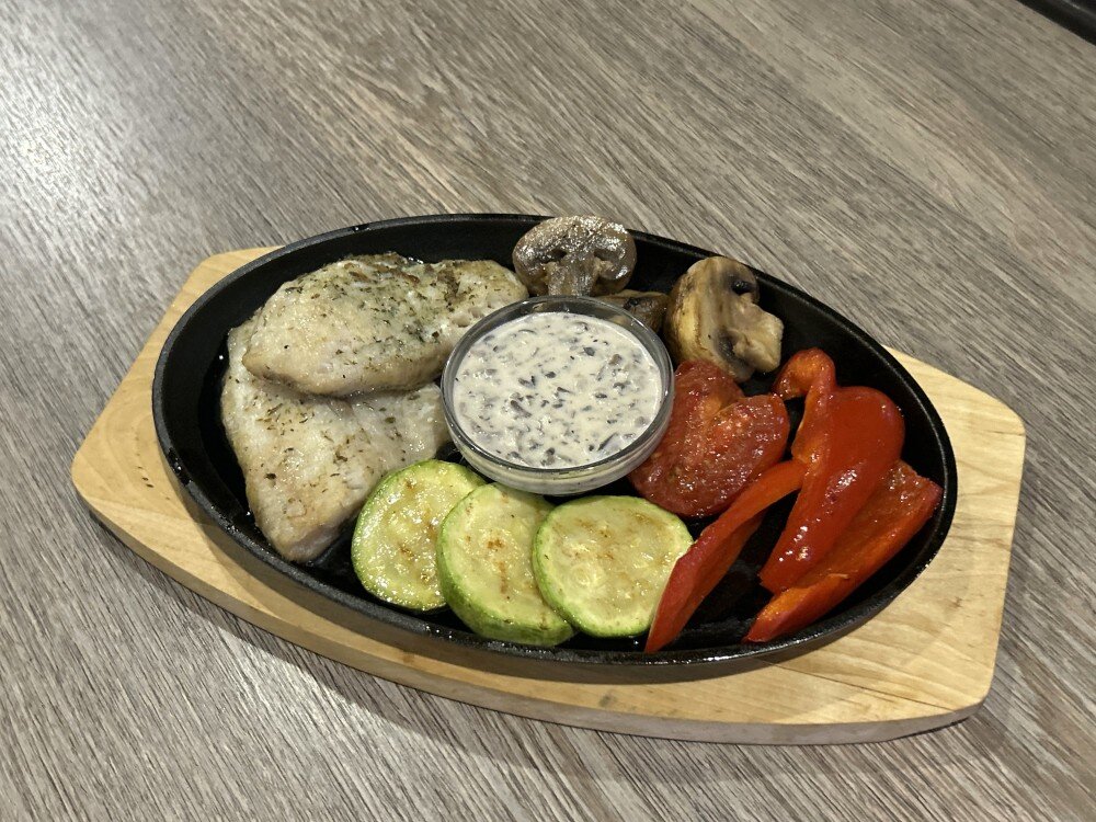 Филе морского окуня с овощами и грибным соусом