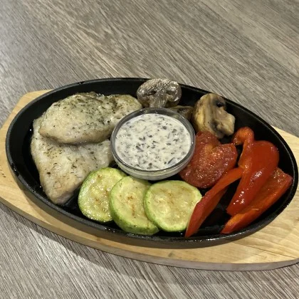 Филе морского окуня с овощами и грибным соусом