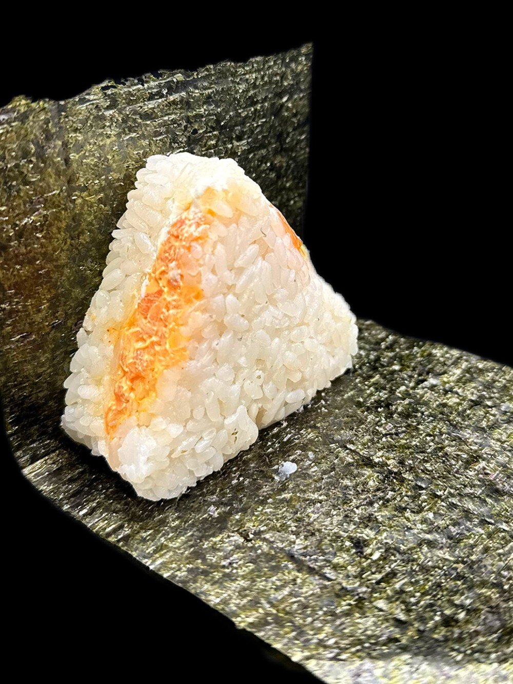 Онигири с лососем