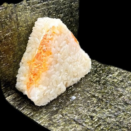 Онигири с лососем