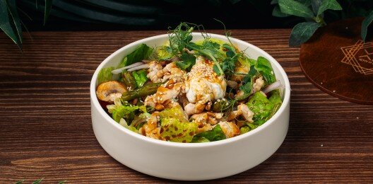 Салат с цыпленком, грибами и фасолью