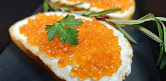 Брускетты с красной икрой