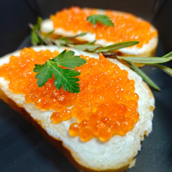 Брускетты с красной икрой