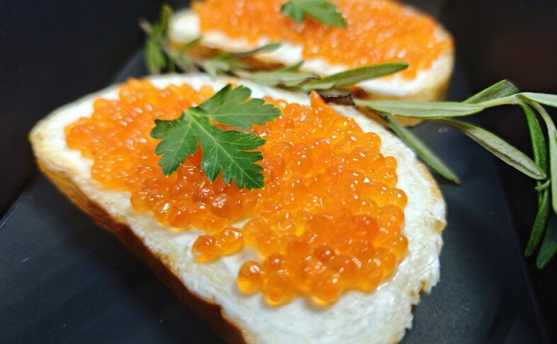 Брускетты с красной икрой