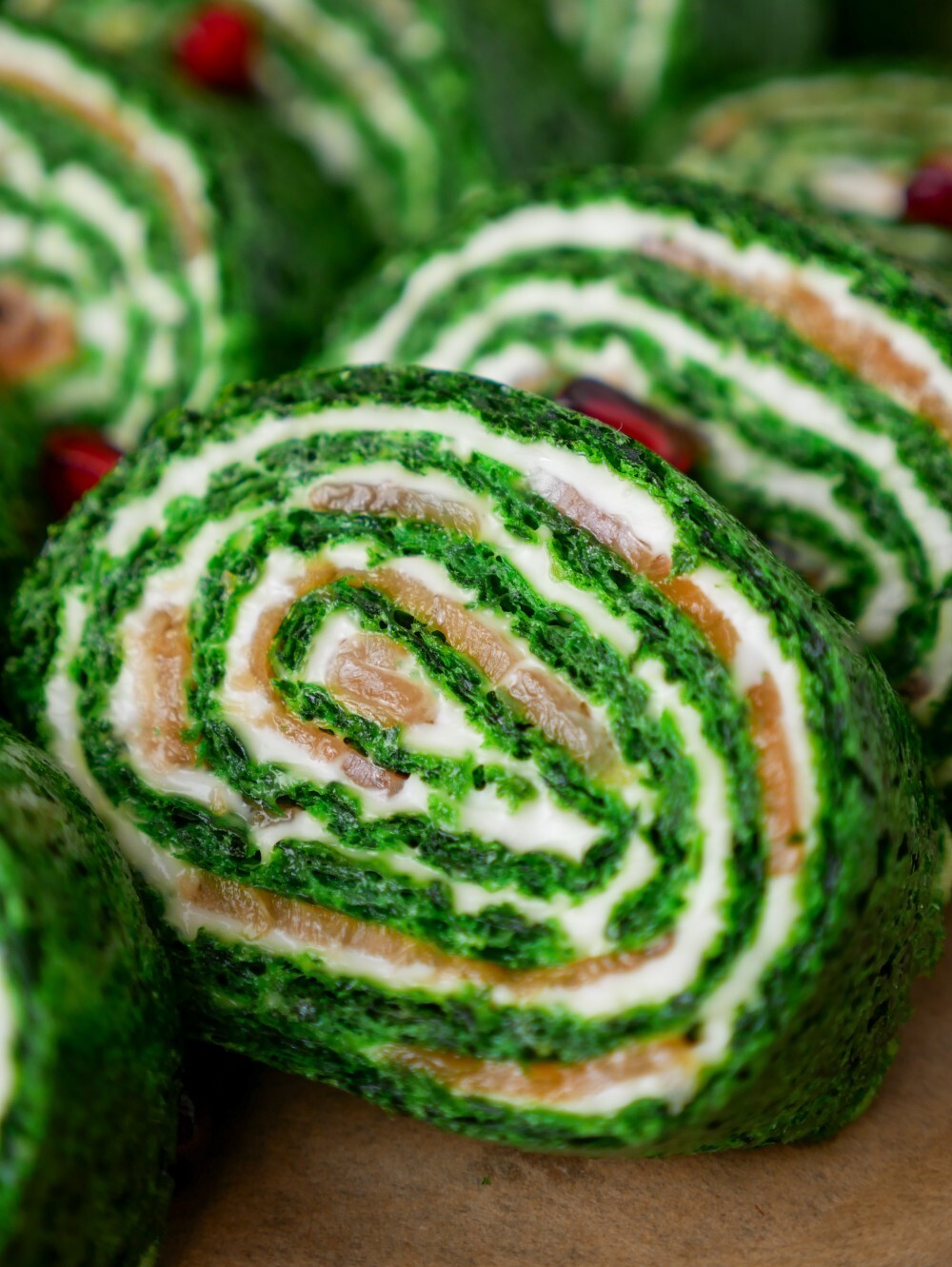 Рулет с красной рыбой и шпинатом (по предзаказу)