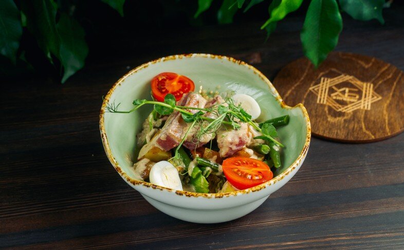 Салат с тунцом и ореховым соусом