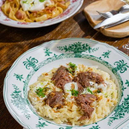 Орзо с говяжьими щёчками в перечном соусе с муссом Пармезан