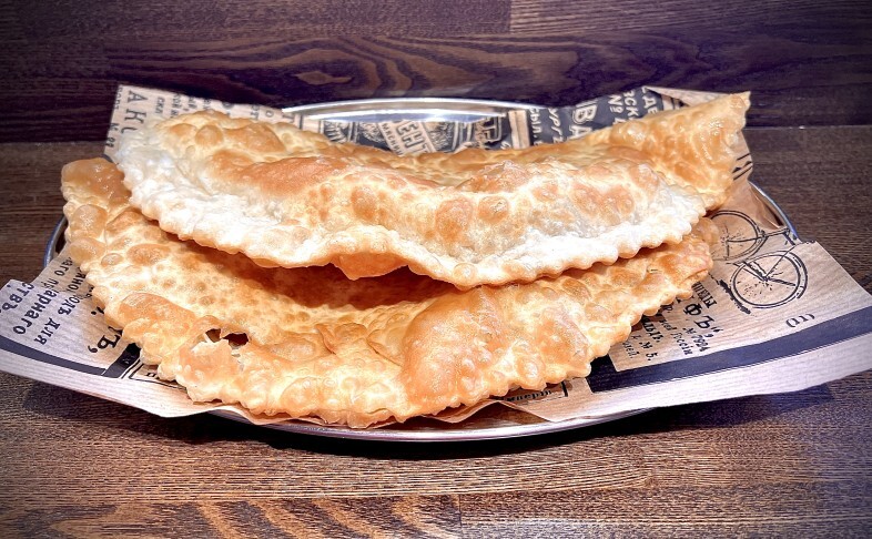 Чебуреки с мясом и зеленью(2шт)