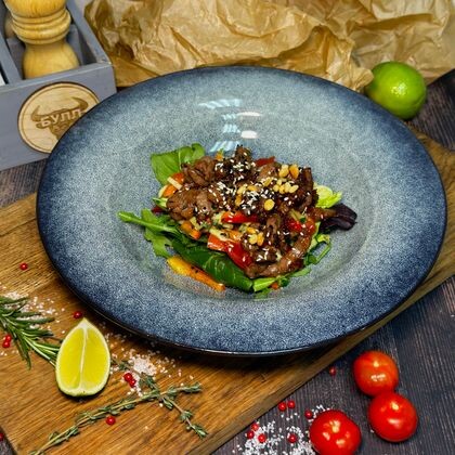 Салат с пряной говядиной