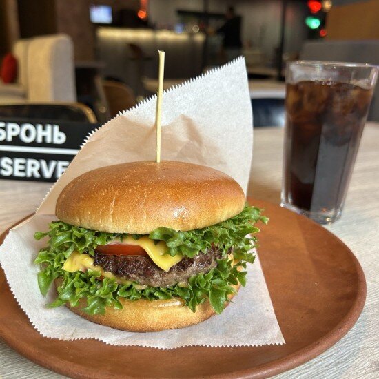 Блек ангус бургер с томатами и двойным сыром