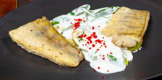 Судак в сливочном соусе овощами