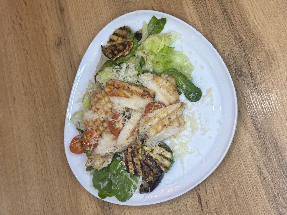 Салат с  гриль курицей и цукини