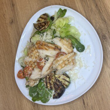 Салат с  гриль курицей и цукини