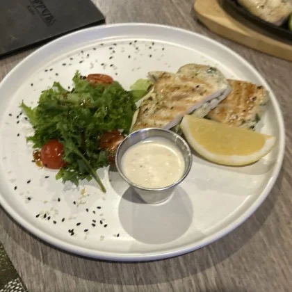 Куриная грудка со шпинатом и сыром