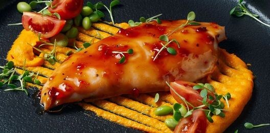 Грудка цыпленка на морковном пюре с азиатской заправкой