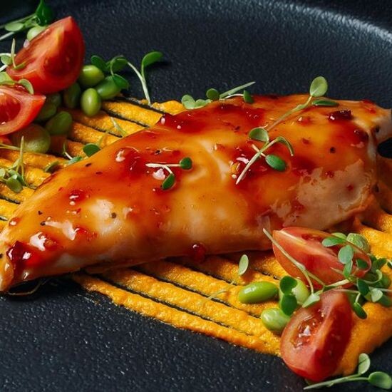 Грудка цыпленка на морковном пюре с азиатской заправкой