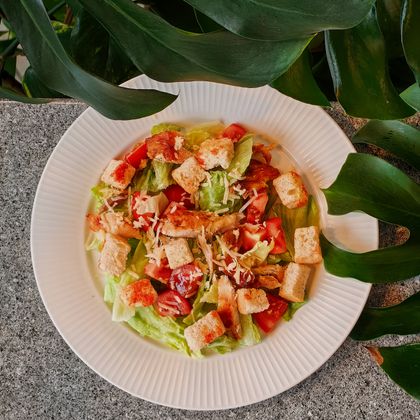 Салат «Цезарь» с курочкой на вертеле