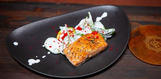 Филе форели под сливочным соусом с гриль-кабачками