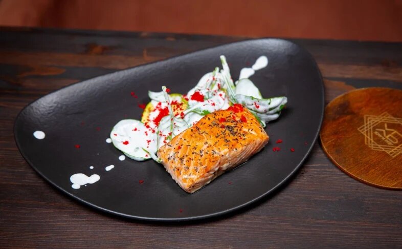 Филе форели под сливочным соусом с гриль-кабачками